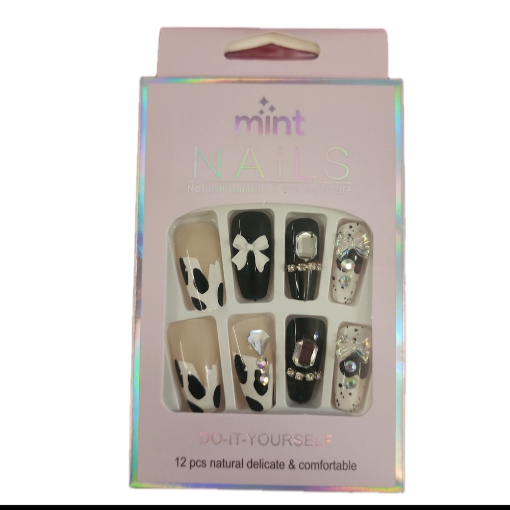Mint Black and White Nail Set